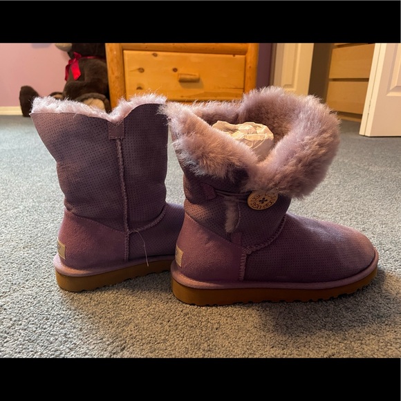 Ugg Bailey button lavender. Size 7 - Picture 5 of 5